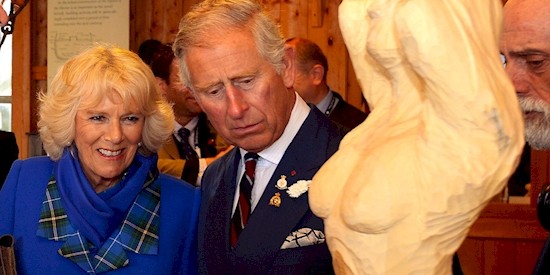 7. Чарльза, кажется, заворожил бюст этой скульптуры британия, королева Елизавета, королевская семья, этот неловкий момент