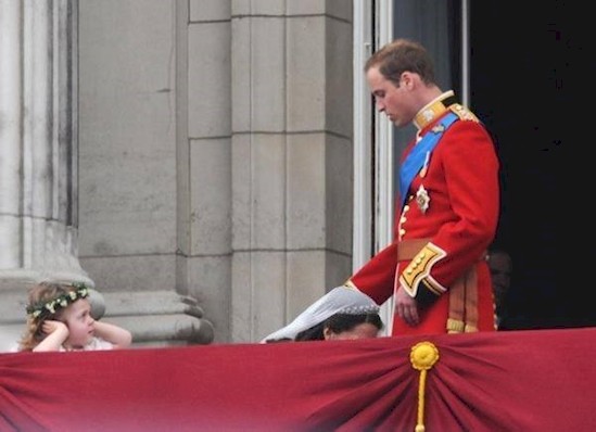 1. Этот неловкий момент, когда Кейт Миддлтон и принца Уильяма поймали на их собственной свадьбе в такой позе британия, королева Елизавета, королевская семья, этот неловкий момент