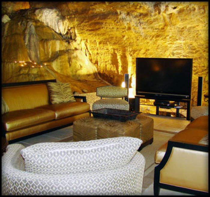 Strange hotels. Гостиница Beckham Creek Cave Lodge. Особняк в пещере. Beckham Creek Cave haven. Отель в форме вулкана.