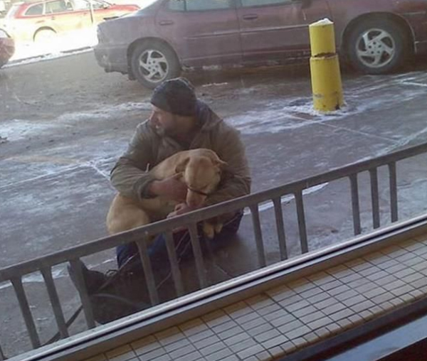Этот мужчина заметил замерзающую собаку на обочине. Сила его поступка довела меня до слёз...