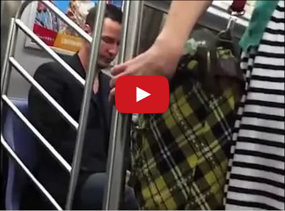 Актер Keanu Reeves уступает место женщине в метро 