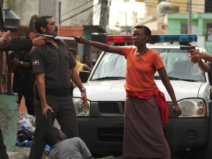 ФОТО ДНЯ: Гаитянская женщина защищает своего сына в Доминиканской Республике.