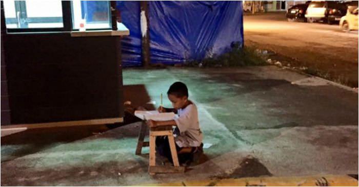 Мальчик делает уроки при свете от «Макдоналдса»