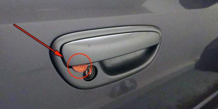 Если вы увидели монету на двери авто - действуйте немедленно!