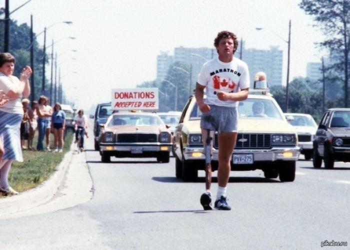 Терри Фокс бежит в окровавленных шортах во время Марафона надежды через Канаду