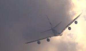 Airbus A380 разорвал облако пополам
