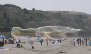 Огромные мыльные пузыри на пляже.